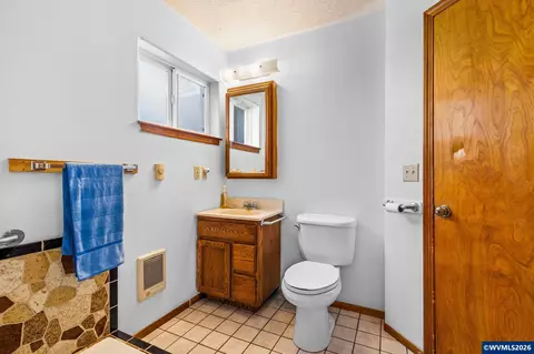 Bath - 40637 Shoreline Dr, Lyons, OR 97358 photo 2 of 3