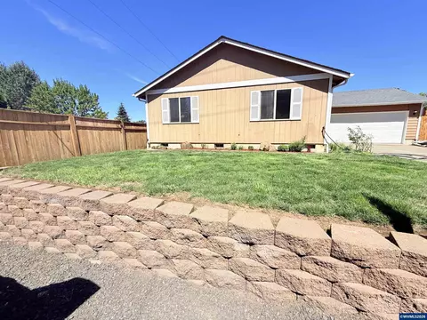 1780 Tamarack St, Sweet Home, OR 97386