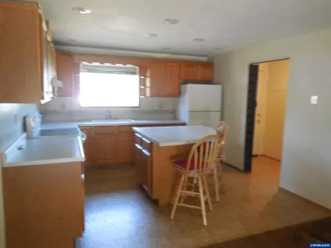 Kitchen - 542 Clarmar Dr NE, Salem, OR 97301 photo 1 of 2