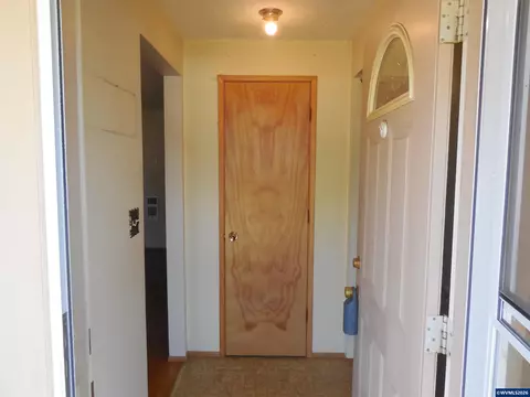 Entry Way - 542 Clarmar Dr NE, Salem, OR 97301 photo 2 of 2