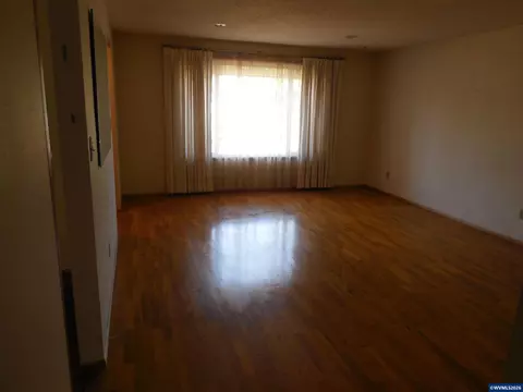 Living - 542 Clarmar Dr NE, Salem, OR 97301 photo 3 of 5