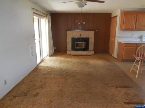 Living - 542 Clarmar Dr NE, Salem, OR 97301 photo 4 of 5