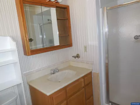 Bath - 542 Clarmar Dr NE, Salem, OR 97301 photo 1 of 2