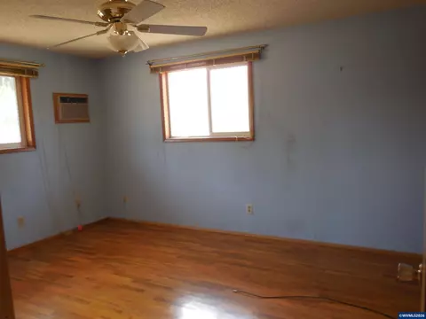 Bedroom - 542 Clarmar Dr NE, Salem, OR 97301 photo 3 of 6