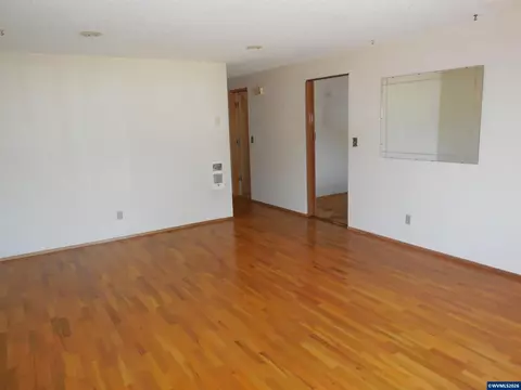 Living - 542 Clarmar Dr NE, Salem, OR 97301 photo 2 of 5