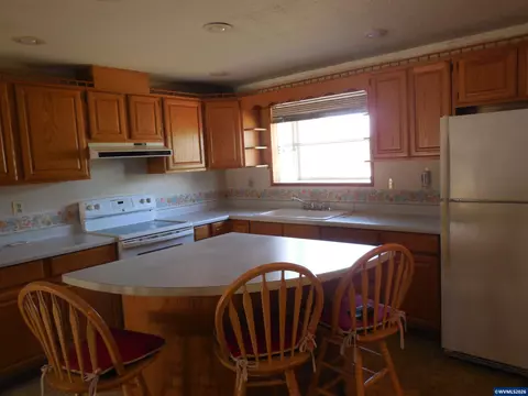 Kitchen - 542 Clarmar Dr NE, Salem, OR 97301 photo 2 of 2