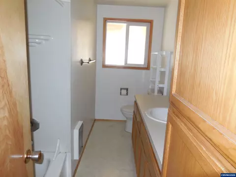 Bath - 542 Clarmar Dr NE, Salem, OR 97301 photo 2 of 2