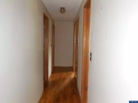 Entry Way - 542 Clarmar Dr NE, Salem, OR 97301 photo 1 of 2