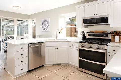 Kitchen - 38 Denmark Lp Lp, Silverton, OR 97381 photo 2 of 4