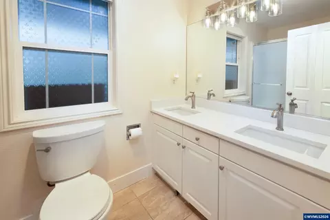 Bath - 38 Denmark Lp Lp, Silverton, OR 97381 photo 1 of 3