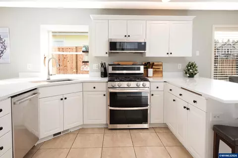 Kitchen - 38 Denmark Lp Lp, Silverton, OR 97381 photo 3 of 4