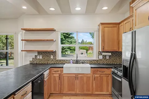 Kitchen - 764 3rd St, Lyons, OR 97358 photo 4 of 5