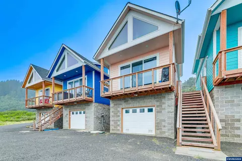 95590 S Us 101 Apt 3 Hwy, Yachats, OR 97498