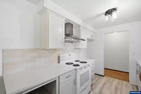 Kitchen - 1213 Hemlock Lp Lp, Independence, OR 97351 photo 3 of 4