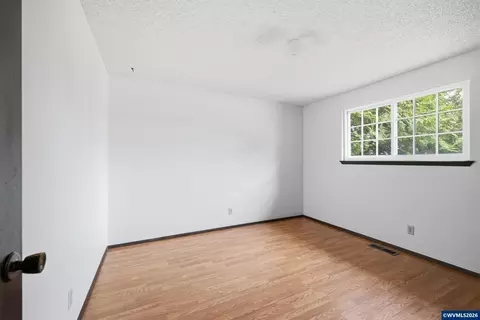 Bedroom - 1213 Hemlock Lp Lp, Independence, OR 97351 photo 2 of 9