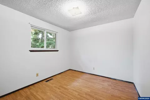 Bedroom - 1213 Hemlock Lp Lp, Independence, OR 97351 photo 8 of 9
