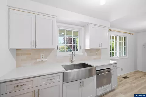 Kitchen - 1213 Hemlock Lp Lp, Independence, OR 97351 photo 2 of 4