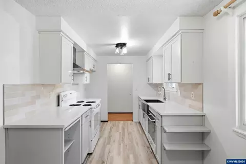 Kitchen - 1213 Hemlock Lp Lp, Independence, OR 97351 photo 4 of 4