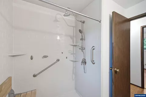 Bath - 1213 Hemlock Lp Lp, Independence, OR 97351 photo 2 of 3
