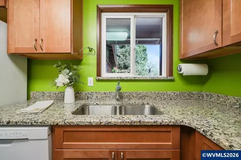 Kitchen - 2035 Primrose Lp Lp, Philomath, OR 97370 photo 2 of 4
