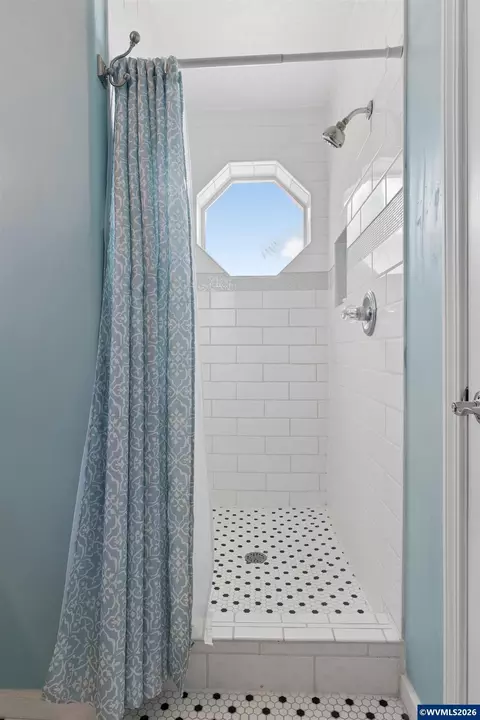Bath - 327 S 46th St, Springfield, OR 97478 photo 4 of 4