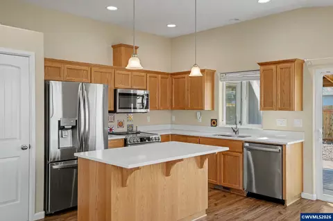 Kitchen - 1988 13th Ave SW, Albany, OR 97321 photo 2 of 5