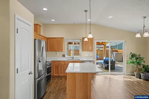 Kitchen - 1988 13th Ave SW, Albany, OR 97321 photo 1 of 5