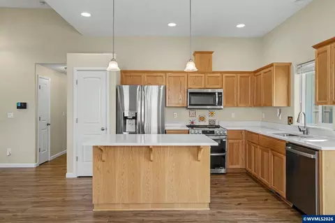 Kitchen - 1988 13th Ave SW, Albany, OR 97321 photo 3 of 5