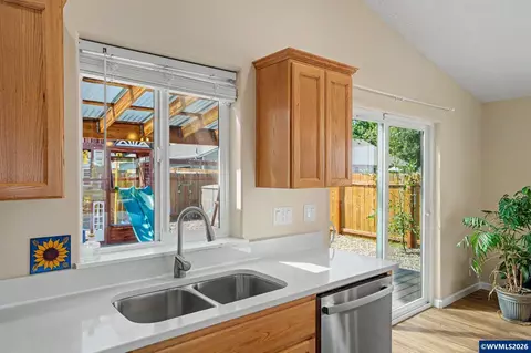 Kitchen - 1988 13th Ave SW, Albany, OR 97321 photo 5 of 5