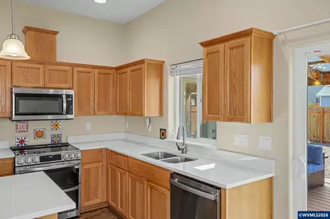 Kitchen - 1988 13th Ave SW, Albany, OR 97321 photo 4 of 5