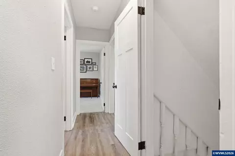 Entry Way - 489 D St, Independence, OR 97351 photo 3 of 4