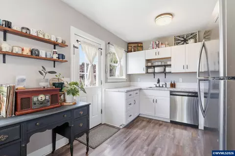 Kitchen - 489 D St, Independence, OR 97351 photo 1 of 3