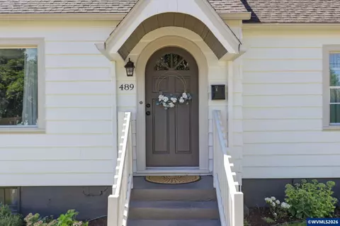 Entry Way - 489 D St, Independence, OR 97351 photo 1 of 4