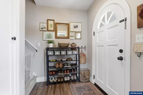 Entry Way - 489 D St, Independence, OR 97351 photo 2 of 4