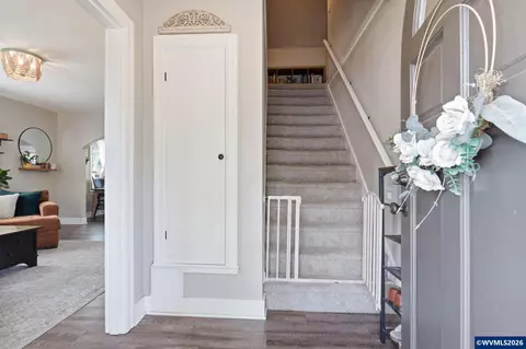 Entry Way - 489 D St, Independence, OR 97351 photo 4 of 4