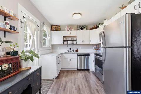 Kitchen - 489 D St, Independence, OR 97351 photo 2 of 3