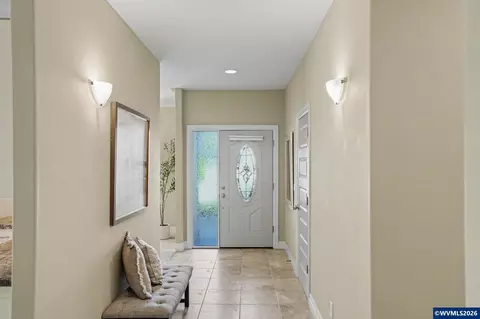 Entry Way - 552 SE Arbor Ct, Sublimity, OR 97385 photo 2 of 2