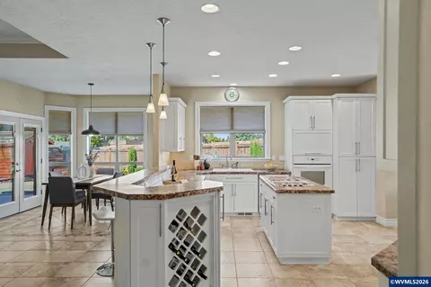 Kitchen - 552 SE Arbor Ct, Sublimity, OR 97385 photo 6 of 7