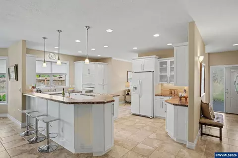 Kitchen - 552 SE Arbor Ct, Sublimity, OR 97385 photo 2 of 7