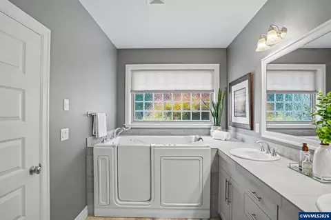 Bath - 552 SE Arbor Ct, Sublimity, OR 97385 photo 3 of 5