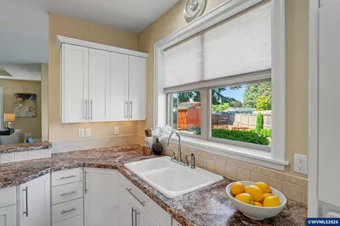 Kitchen - 552 SE Arbor Ct, Sublimity, OR 97385 photo 5 of 7
