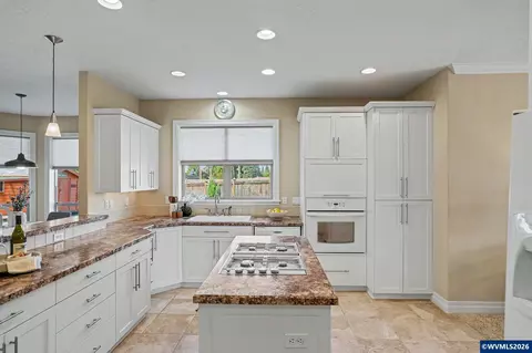 Kitchen - 552 SE Arbor Ct, Sublimity, OR 97385 photo 4 of 7