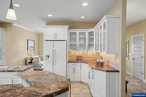 Kitchen - 552 SE Arbor Ct, Sublimity, OR 97385 photo 3 of 7