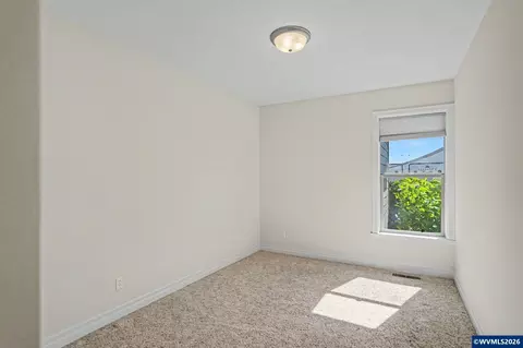 Bedroom - 552 SE Arbor Ct, Sublimity, OR 97385 photo 1 of 7