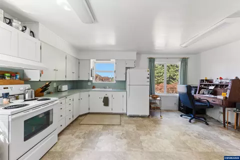Kitchen - 8470 S Sconce Rd, Canby, OR 97013 photo 3 of 4