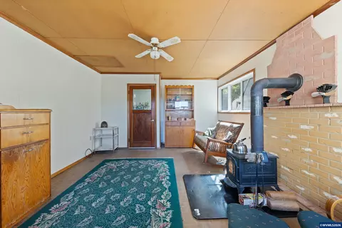 Living - 8470 S Sconce Rd, Canby, OR 97013 photo 5 of 5