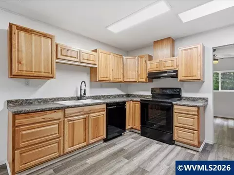 Kitchen - 27009 Cecil Ln, Alsea, OR 97324 photo 4 of 5