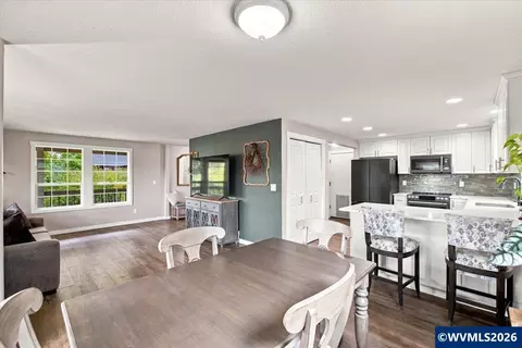 Dining - 5359 Holly Lp Lp SE, Turner, OR 97392 photo 2 of 3