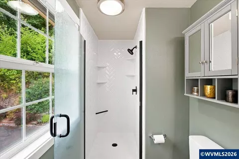 Bath - 5359 Holly Lp Lp SE, Turner, OR 97392 photo 5 of 5