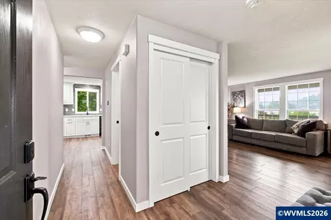 Entry Way - 5359 Holly Lp Lp SE, Turner, OR 97392 photo 2 of 6